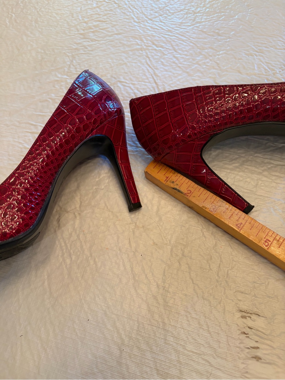 Liz Claiborne Red Croc-Embossed Women's Pumps. Worn Twice. - Picture 2 of 3
